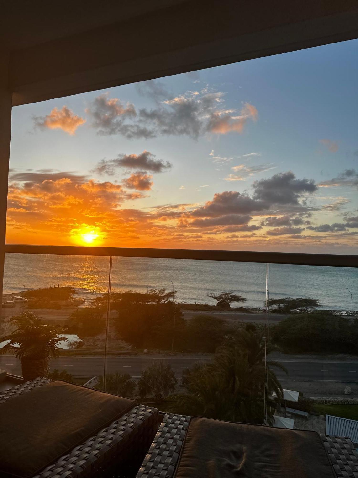 Breath Taking Beach Front Views Condo Eagle Beach Palm Beach Eksteriør billede